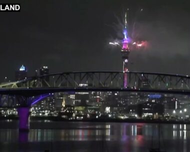 Ο πλανήτης υποδέχεται το 2026 – Κιριμπάτι και Νέα Ζηλανδία οι πρώτες χώρες, live εικόνα