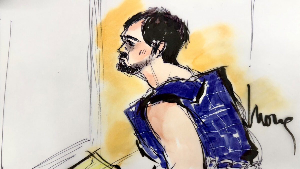 Ο Nick Reiner, φορώντας μπλε προστατευτικό γιλέκο, στο δικαστήριο με την κατηγορία του φόνου των γονιών του Rob και Michele Weiner