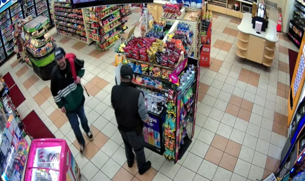 Ο Νικ Ραίνερ ψωνίζει σε βενζινάδικο λίγα λεπτά πριν συλληφθεί