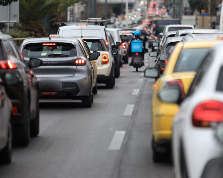 Πειραιάς: Οδηγός αυτοκινήτου ξυλοκόπησε ντελιβερά για την προτεραιότητα