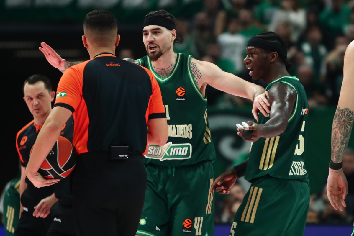 Ναν και Χουάντσο διαμαρτύρονται στους διαιτητές  (ΑΡΓΥΡΩ ΑΝΑΣΤΑΣΙΟΥ