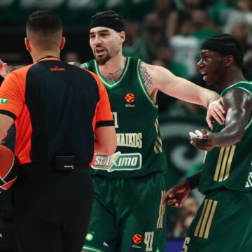 Ναν και Χουάντσο διαμαρτύρονται στους διαιτητές  (ΑΡΓΥΡΩ ΑΝΑΣΤΑΣΙΟΥ