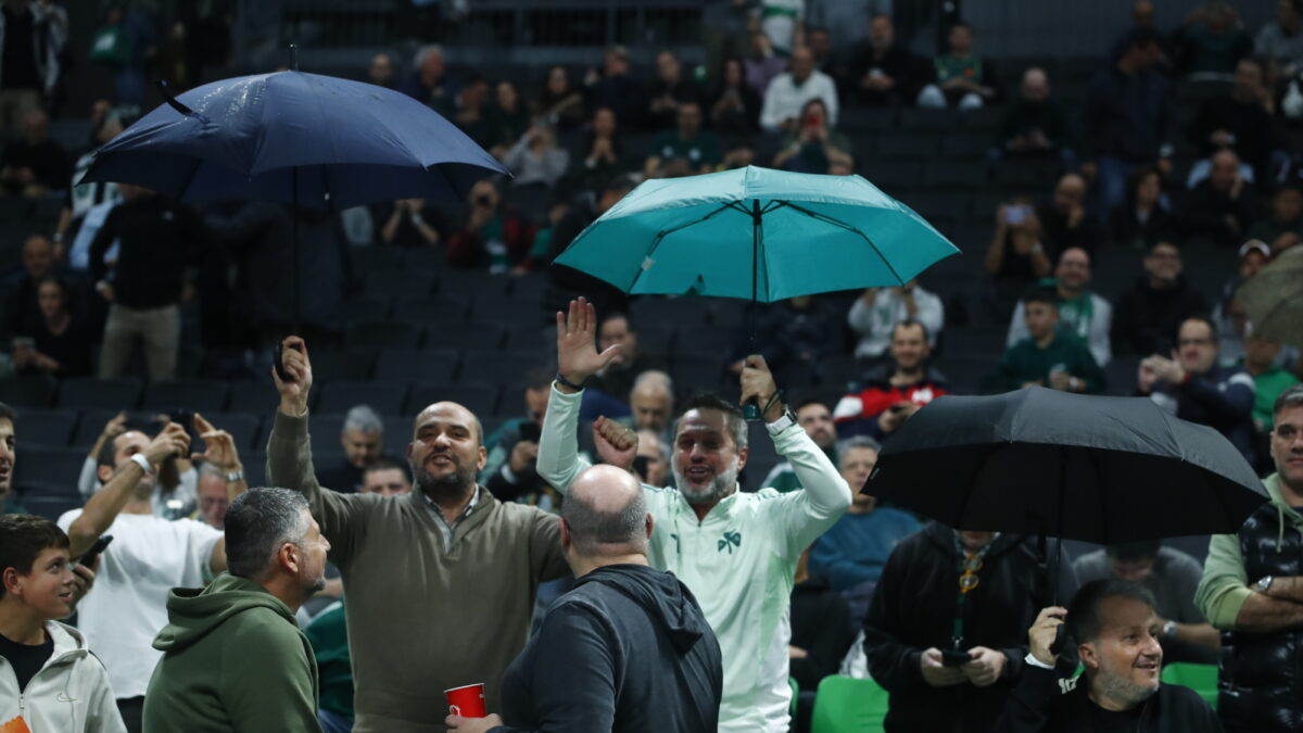 Οι οπαδοί του Παναθηναϊκού με ομπρέλες στην εξέδρα (ΣΤΕΛΙΟΣ ΣΤΕΦΑΝΟΥ