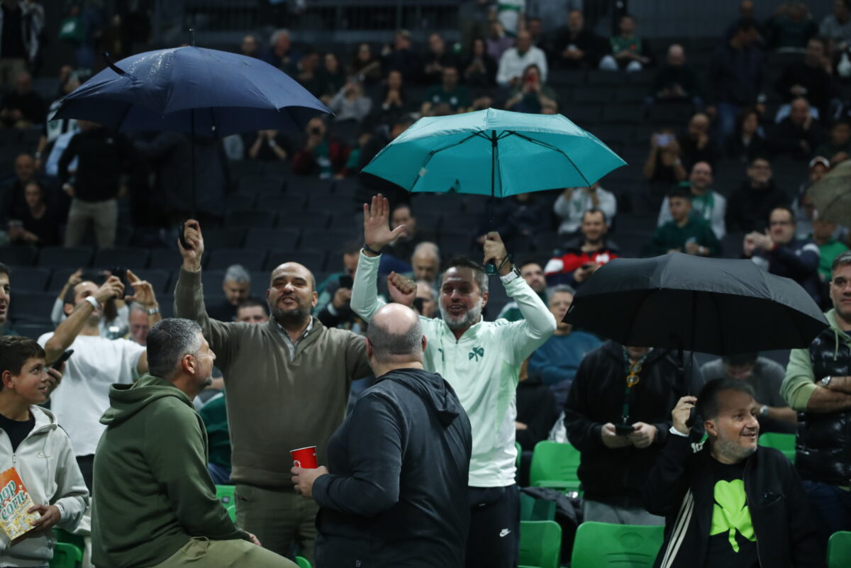 Οι οπαδοί του Παναθηναϊκού με ομπρέλες στην εξέδρα (ΣΤΕΛΙΟΣ ΣΤΕΦΑΝΟΥ