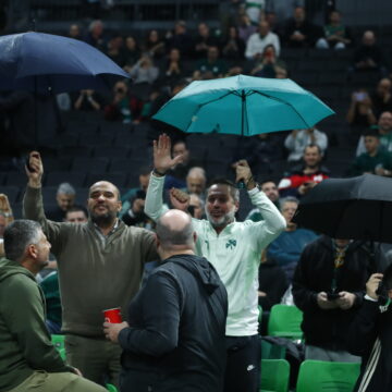 Οι οπαδοί του Παναθηναϊκού με ομπρέλες στην εξέδρα (ΣΤΕΛΙΟΣ ΣΤΕΦΑΝΟΥ