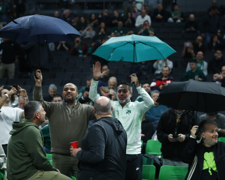 Παναθηναϊκός – Βαλένθια: Οι οπαδοί του «τριφυλλιού» τρόλαραν τον Ολυμπιακό για το ΣΕΦ, με ομπρέλες στην κερκίδα