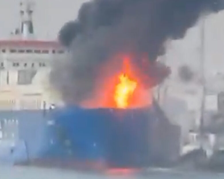 Η στιγμή που ρωσικό drone χτυπά τουρκικό εμπορικό πλοίο στη Μαύρη Θάλασσα