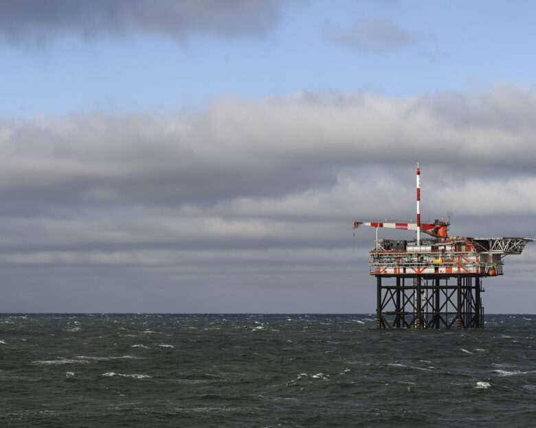 Ουκρανικά drones φέρονται να χτύπησαν για πρώτη φορά ρωσική πλατφόρμα εξόρυξης πετρελαίου και αερίου της Lukoil