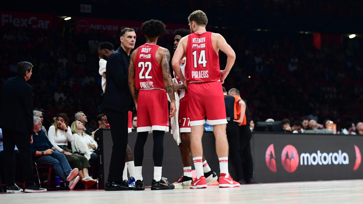 Ο Γιώργος Μπαρτζώκας με τους παίκτες του Ολυμπιακού (KLODIAN LATO