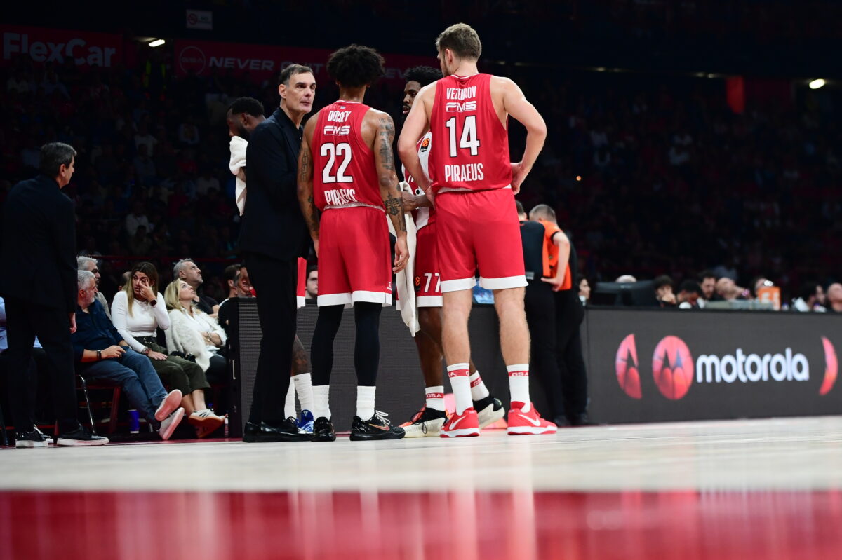 Ο Γιώργος Μπαρτζώκας με τους παίκτες του Ολυμπιακού (KLODIAN LATO