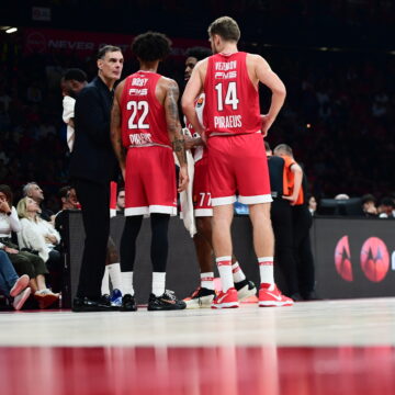 Ο Γιώργος Μπαρτζώκας με τους παίκτες του Ολυμπιακού (KLODIAN LATO