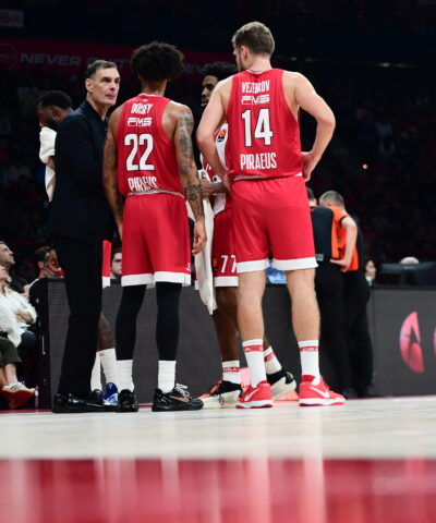 Ο Γιώργος Μπαρτζώκας με τους παίκτες του Ολυμπιακού (KLODIAN LATO