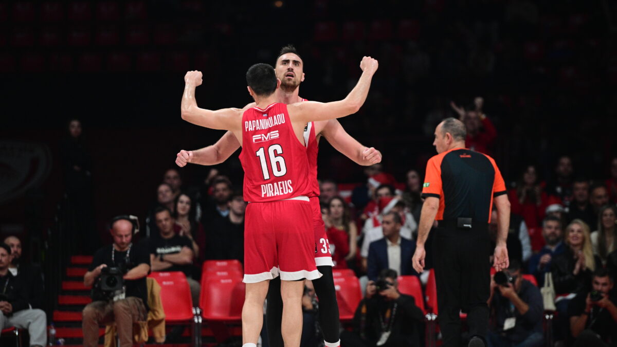 Οι παίκτες του Ολυμπιακού πανηγυρίζουν στο ΣΕΦ (KLODIAN LATO