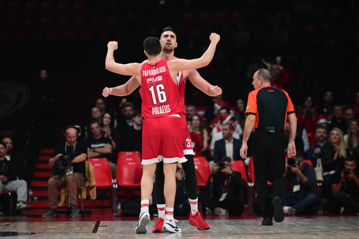 Οι παίκτες του Ολυμπιακού πανηγυρίζουν στο ΣΕΦ (KLODIAN LATO