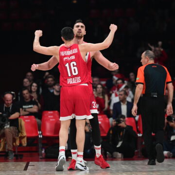 Οι παίκτες του Ολυμπιακού πανηγυρίζουν στο ΣΕΦ (KLODIAN LATO