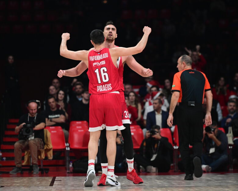 Οι παίκτες του Ολυμπιακού πανηγυρίζουν στο ΣΕΦ (KLODIAN LATO