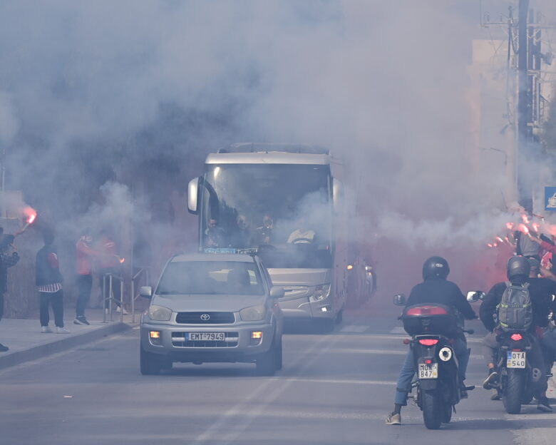 Ελλάς Σύρου – Ολυμπιακός: Εντυπωσιακή υποδοχή από τους φιλάθλους των «ερυθρολεύκων» στην Ερμούπολη