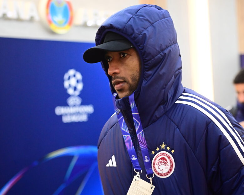 Ταλαιπωρία για την αποστολή του Ολυμπιακού: Έπιασε πάγος στα φτερά του αεροπλάνου στην Αστάνα