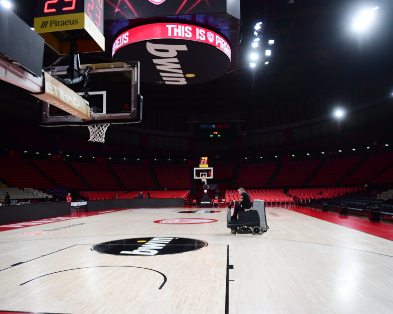 Στον αέρα το Ολυμπιακός – Φενέρμπαχτσε: Νερά στο παρκέ του ΣΕΦ