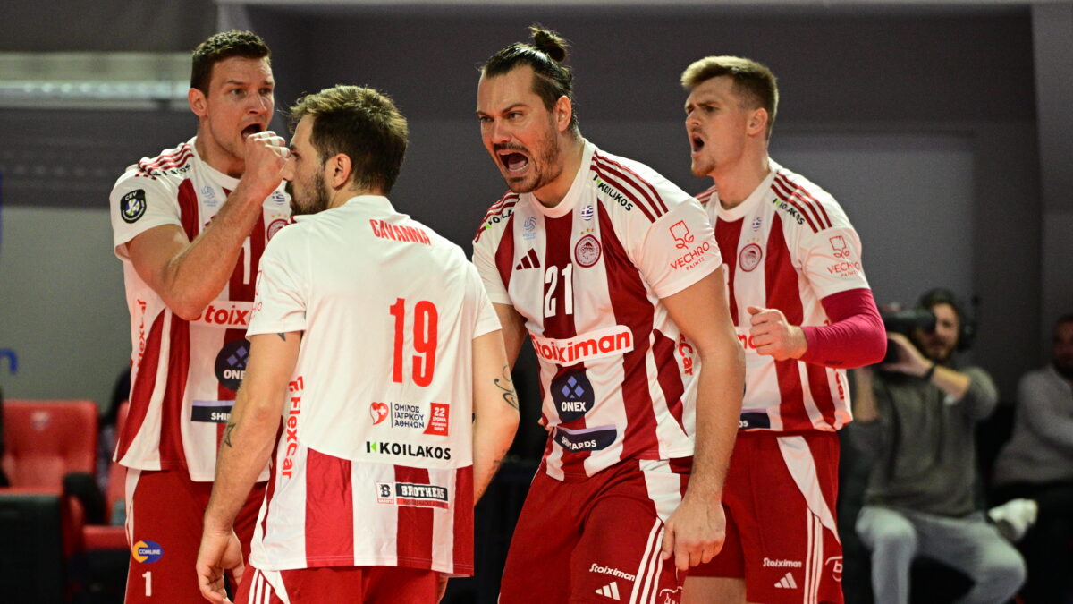 Οι παίκτες του Ολυμπιακού πανηγυρίζουν κόντρα στον ΠΑΟΚ (KLODIAN LATO