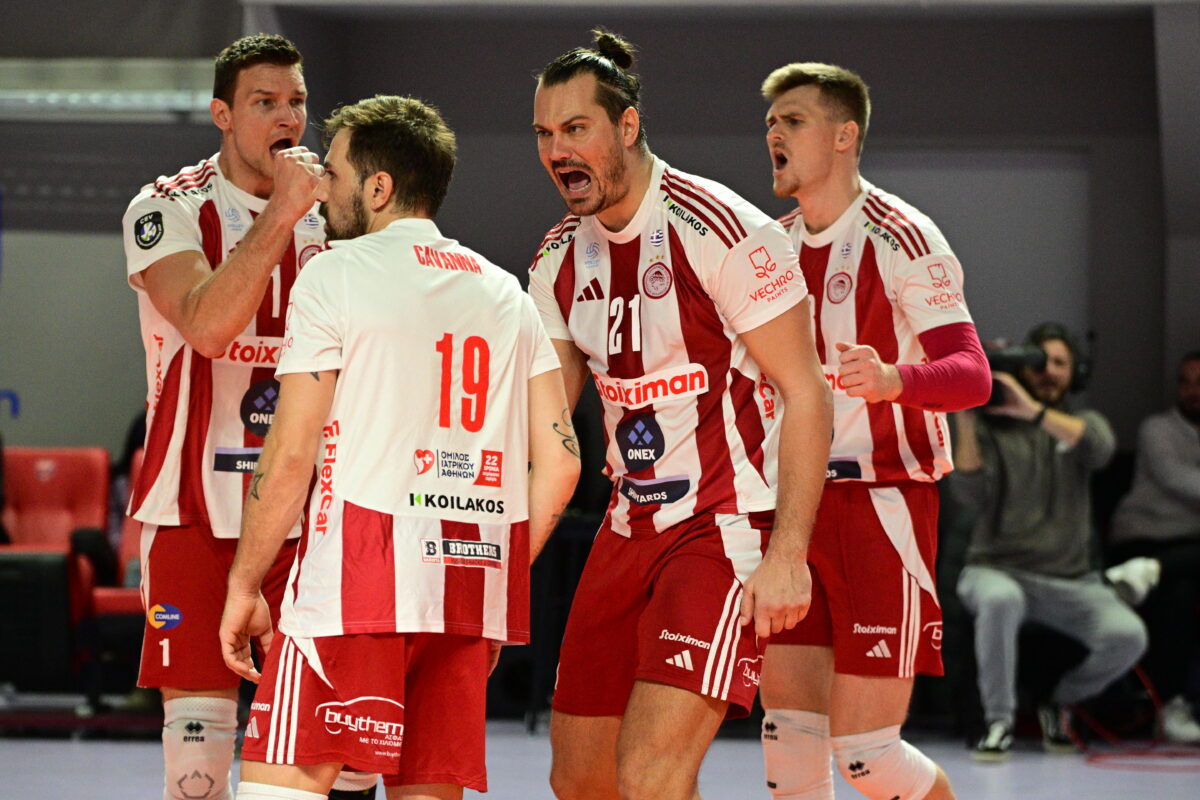 Οι παίκτες του Ολυμπιακού πανηγυρίζουν κόντρα στον ΠΑΟΚ (KLODIAN LATO
