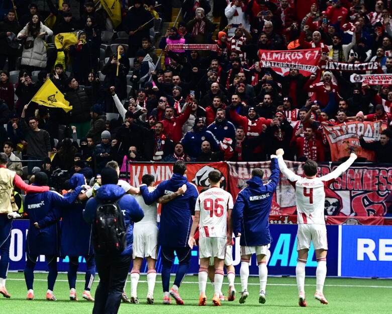 Καϊράτ Αλμάτι – Ολυμπιακός: Οι πανηγυρισμοί των οπαδών με τους ερυθρόλευκους παίκτες για το «διπλό» στο Champions League