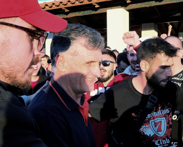 Ολυμπιακός: Αποθεωτική υποδοχή για τους ερυθρόλευκους στο Σύρο, παραμονές του αγώνα για το Κύπελλο Ελλάδας Betsson