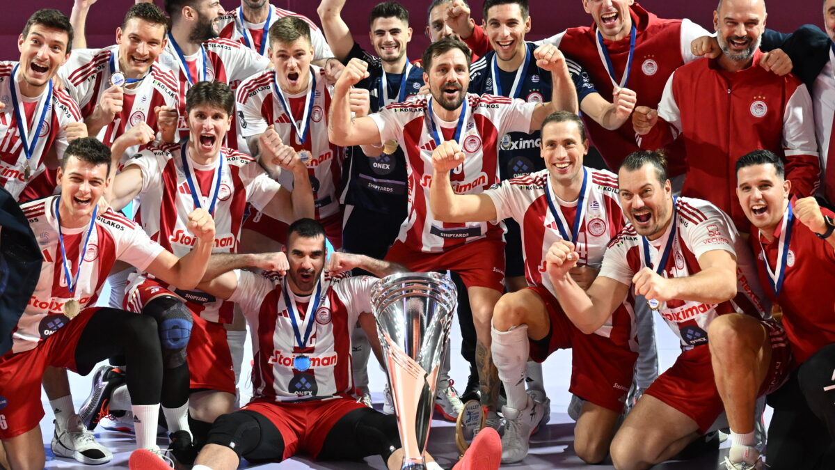 Οι παίκτες του Ολυμπιακού με το τρόπαιο του League Cup (KLODIAN LATO