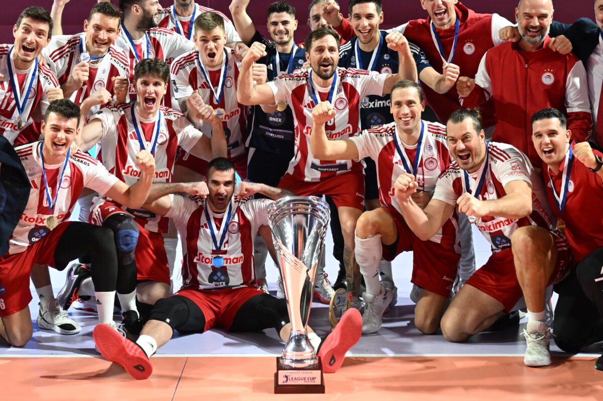 Οι παίκτες του Ολυμπιακού με το τρόπαιο του League Cup (KLODIAN LATO