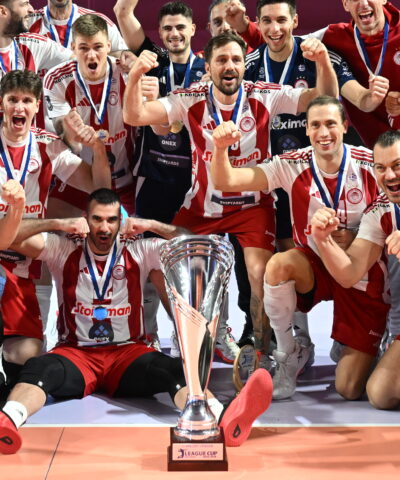 Οι παίκτες του Ολυμπιακού με το τρόπαιο του League Cup (KLODIAN LATO