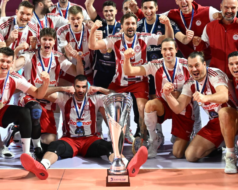 ΠΑΟΚ – Ολυμπιακός: Η απονομή του τροπαίου του League Cup του βόλεϊ ανδρών στους Πειραιώτες