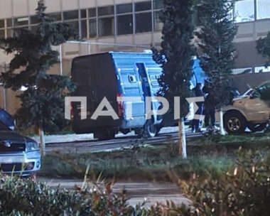 Κλούβα της αστυνομίας μεταφέρει τους 15 συλληφθέντες για την υπόθεση του ΟΠΕΚΕΠΕ