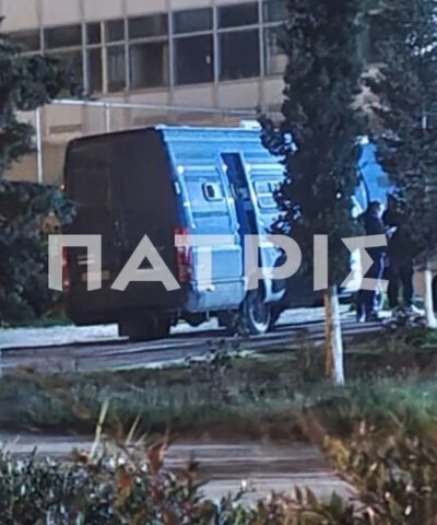 Κλούβα της αστυνομίας μεταφέρει τους 15 συλληφθέντες για την υπόθεση του ΟΠΕΚΕΠΕ
