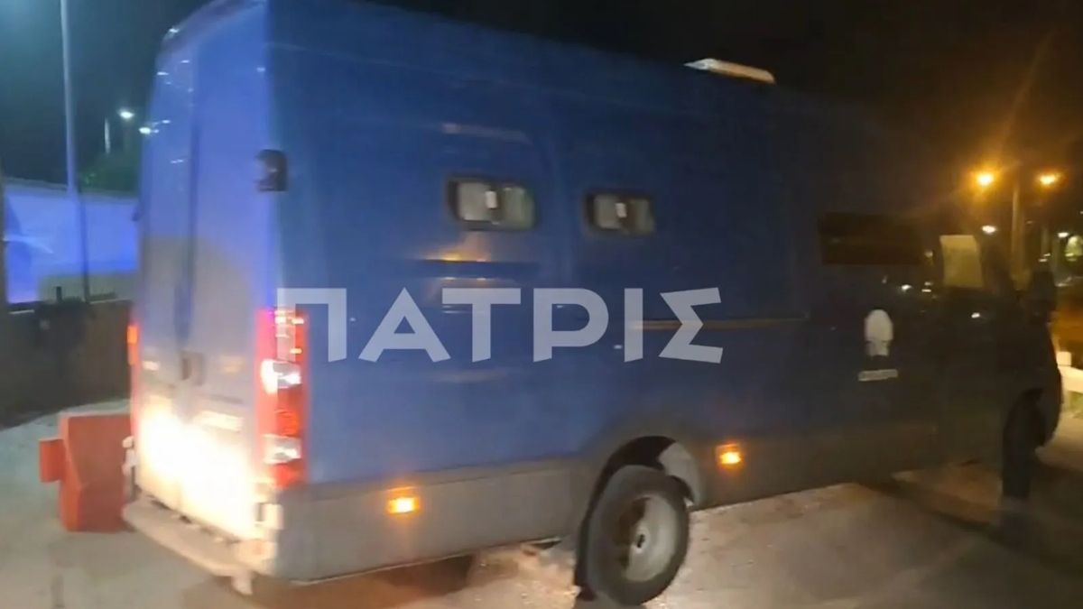 Κλούβα της αστυνομίας μεταφέρει τους 15 συλληφθέντες για την υπόθεση του ΟΠΕΚΕΠΕ