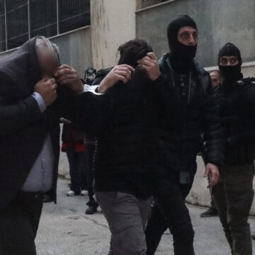 Ορισμένοι από τους 15 συλληφθέντες για το σκάνδαλο του ΟΠΕΚΕΠΕ, συνοδεία αστυνομικών
