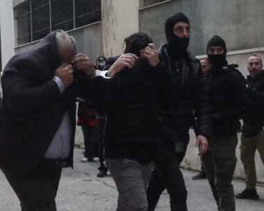 Ορισμένοι από τους 15 συλληφθέντες για το σκάνδαλο του ΟΠΕΚΕΠΕ, συνοδεία αστυνομικών
