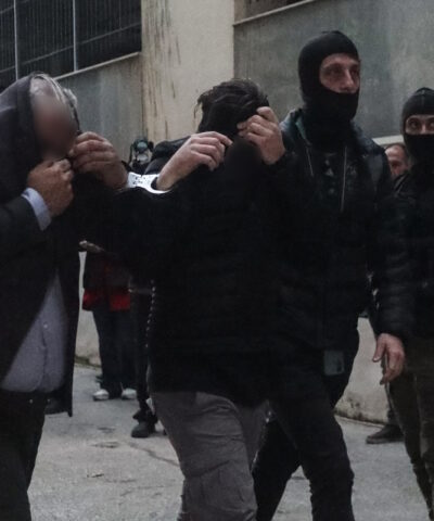 Ορισμένοι από τους 15 συλληφθέντες για το σκάνδαλο του ΟΠΕΚΕΠΕ, συνοδεία αστυνομικών