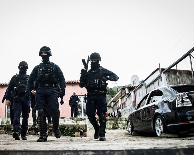 Καλύβια: Ο παλιός γνώριμος των Αρχών, η διακίνηση ναρκωτικών και ο βαρύς οπλισμός που βρήκε το ελληνικό FBI