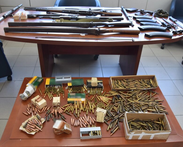 Ηράκλειο: 54χρονος είχε κάνει το σπίτι του οπλοστάσιο – Βρέθηκαν εκατοντάδες φυσίγγια, κάθε είδους όπλα και στρατιωτικός εξοπλισμός