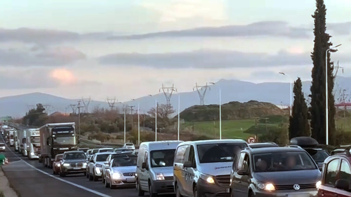 Μπλόκα αγροτών: Ταλαιπωρία δίχως τέλος για τους εκδρομείς των Χριστουγέννων – Οι εκτροπές και οι ουρές χιλιομέτρων