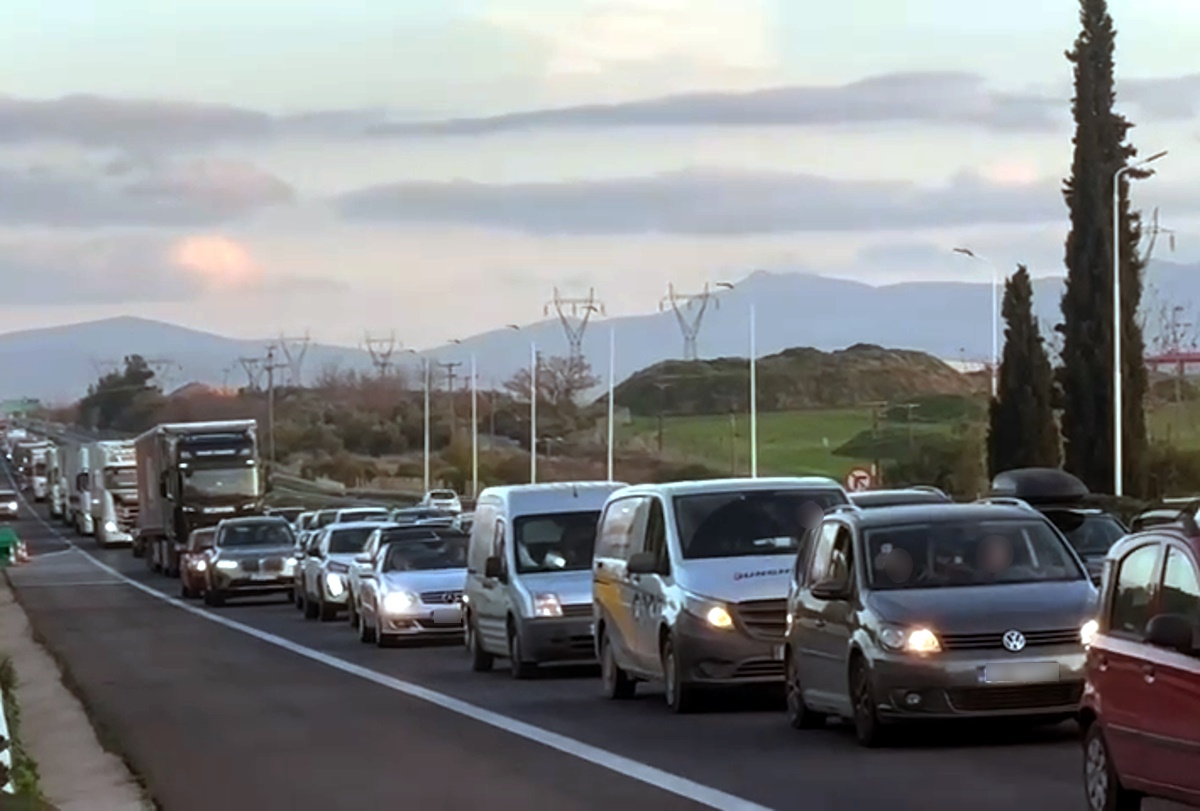 Μπλόκα αγροτών: Διαβουλεύσεις αγροτών και Αστυνομίας να δοθούν επιπλέον λωρίδες για την χριστουγεννιάτικη έξοδο – Εφιάλτης η Αθηνών – Λαμίας