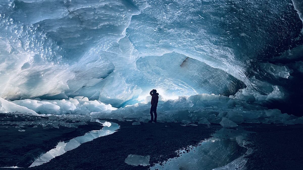 Μεγάλη σπηλιά πάγου μέσα στον παγετώνα Morteratsch στην Ελβετία