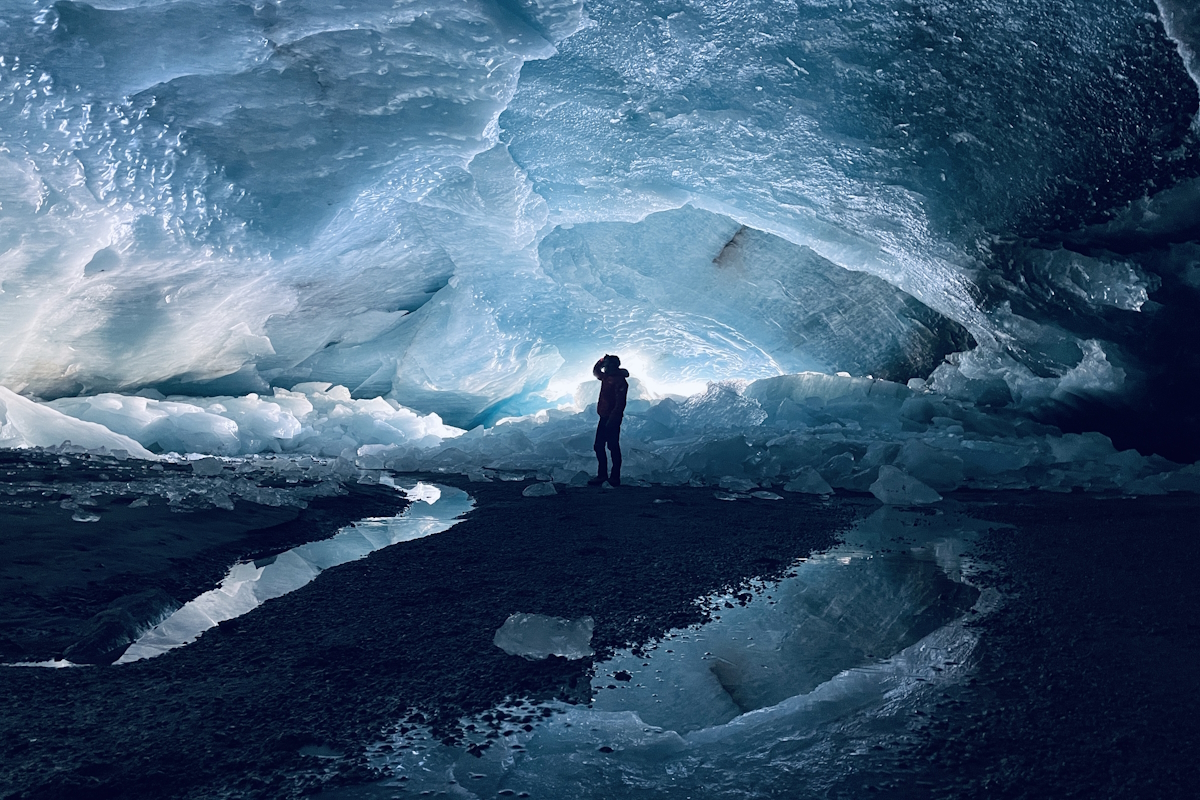 Μεγάλη σπηλιά πάγου μέσα στον παγετώνα Morteratsch στην Ελβετία