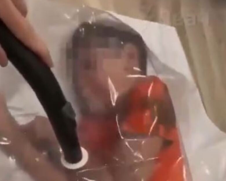 Ρωσία: Σάλος με influencer μητέρα που έβαλε τον γιο της σε σακούλα και ρούφηξε τον αέρα