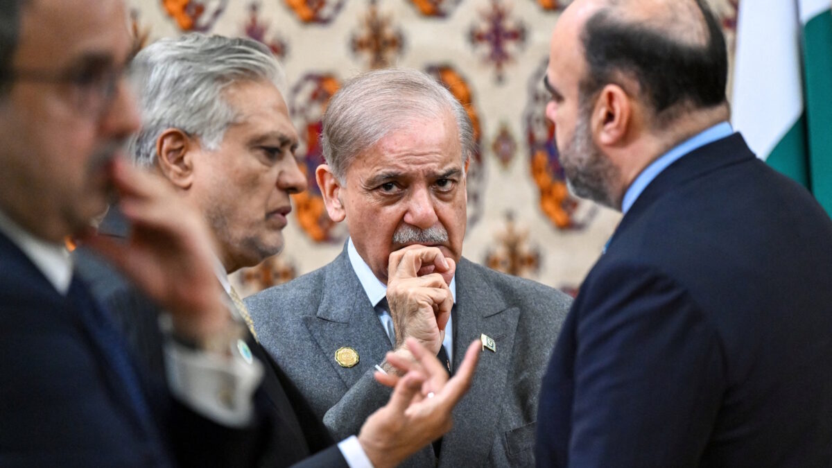 Ο αγχωμένος και εκνευρισμένος Πακιστανός πρωθυπουργός Σεχμπάζ Σαρίφ ενώ περιμένει τον Πούτιν