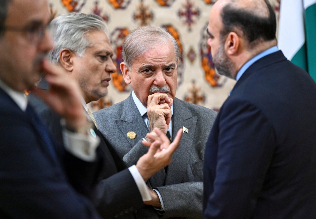 Ο αγχωμένος και εκνευρισμένος Πακιστανός πρωθυπουργός Σεχμπάζ Σαρίφ ενώ περιμένει τον Πούτιν