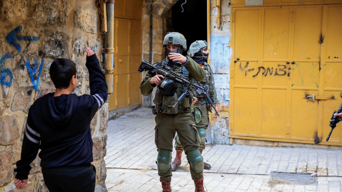 Ένας Παλαιστίνιος διαπληκτίζεται με Ισραηλινούς στρατιώτες, στην κατεχόμενη από το Ισραήλ Δυτική Όχθη