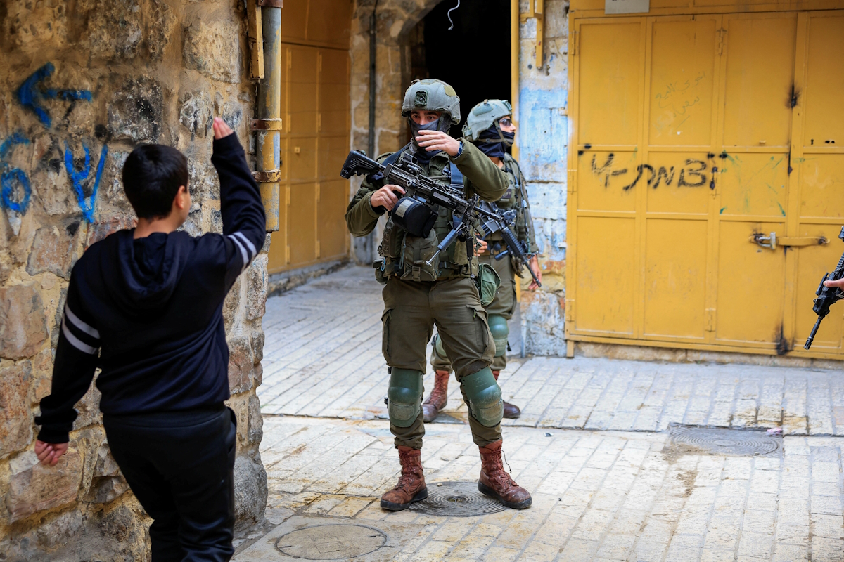 Ένας Παλαιστίνιος διαπληκτίζεται με Ισραηλινούς στρατιώτες, στην κατεχόμενη από το Ισραήλ Δυτική Όχθη