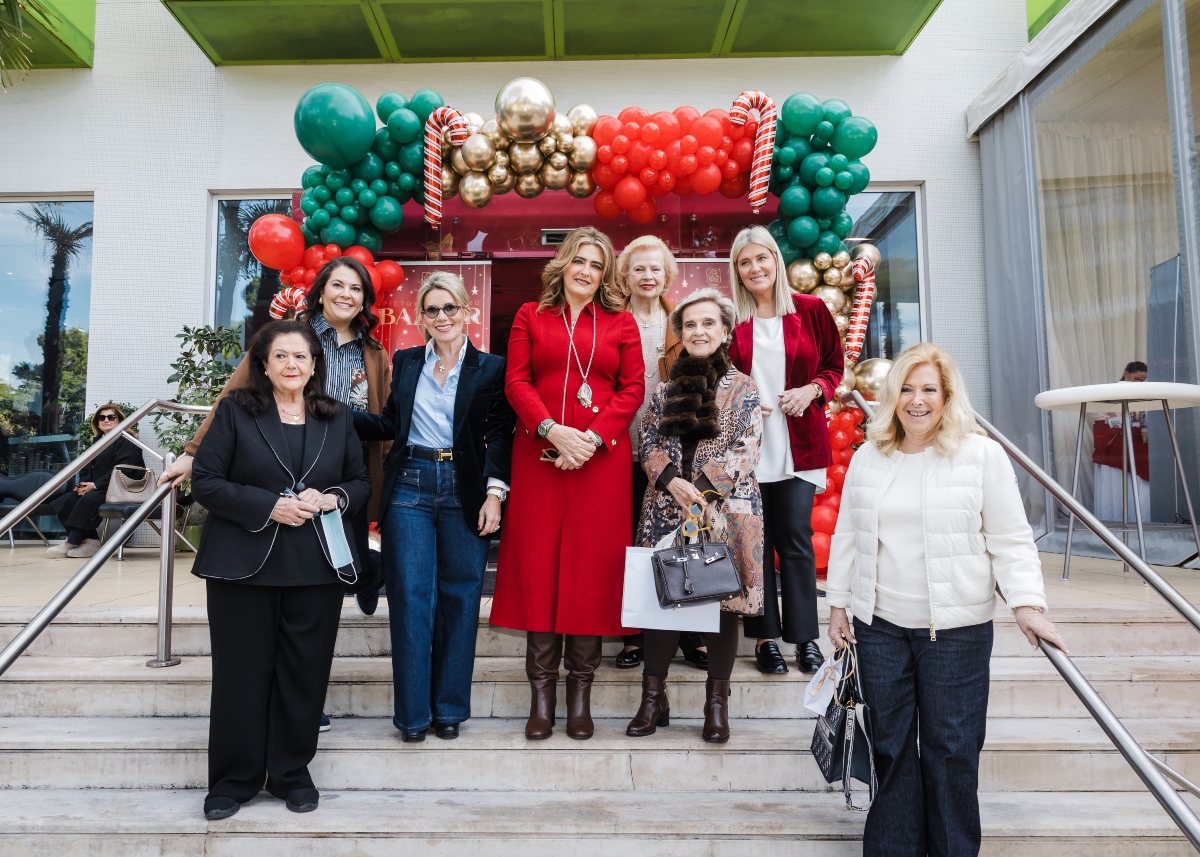 Η Χριστιάννα Β. Βαρδινογιάννη με τα μέλη του ΔΣ της ΕΛΠΙΔΑΣ
Νάσια Θανοπούλου, Τζωρτζίνα Έλληνα, Βίκυ Φιλίππου, Ελένη Σαμαρά,
Αλίνα Μινέττα, Μελίνα Δασκαλάκη και τη ΓΓ του ΟΡΑΜΑΤΟΣ ΕΛΠΙΔΑΣ
Ινώ Kωνσταντοπούλου