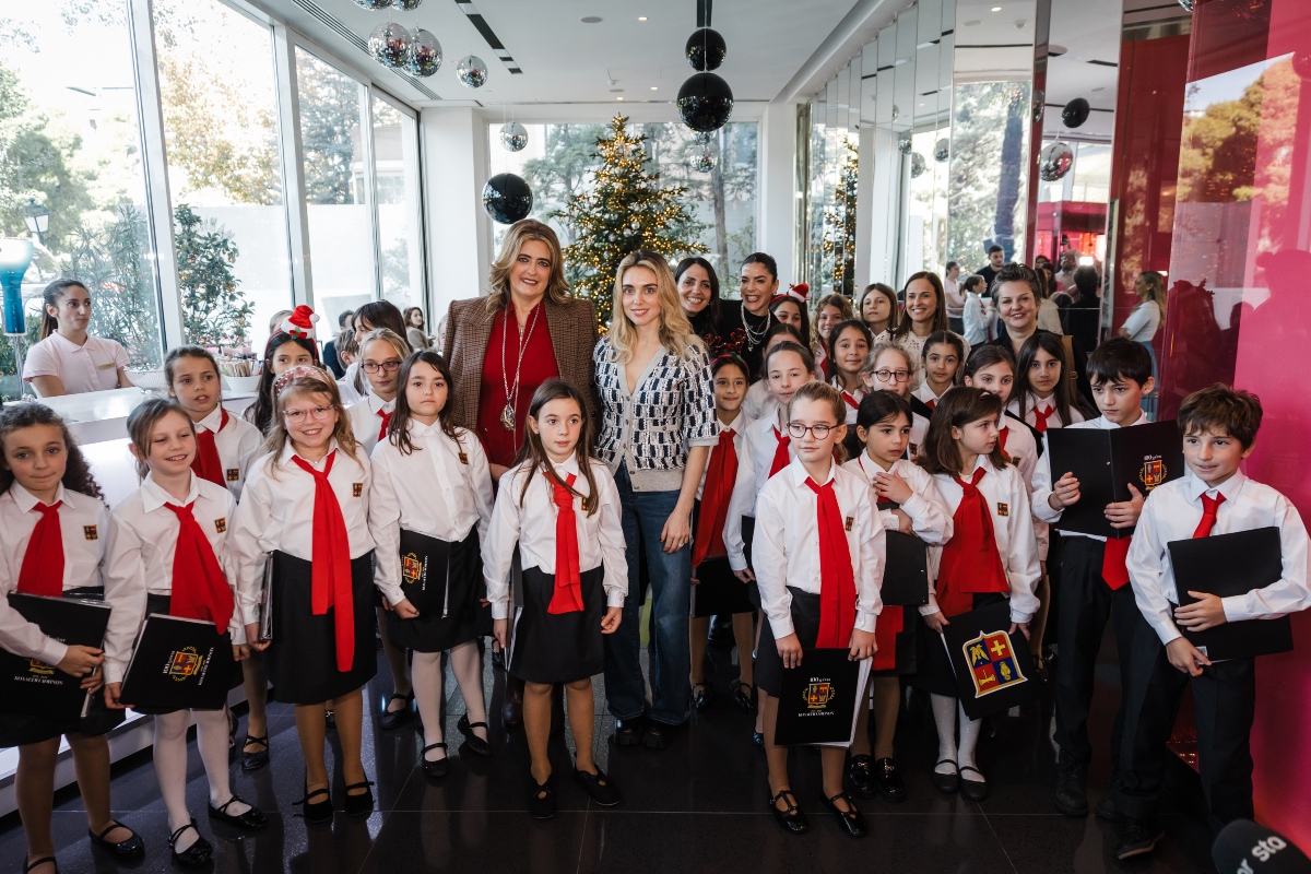 Χριστιάννα Β. Βαρδινογιάννη και Μαριάννα Λαιμού με τα παιδιά της Χορωδίας Κολλεγίου Αθηνών και Ψυχικού και τις δασκάλες τους